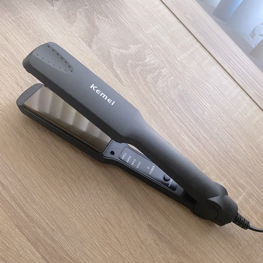✨NEW✨ Ceramic Flat Iron w/ International P…